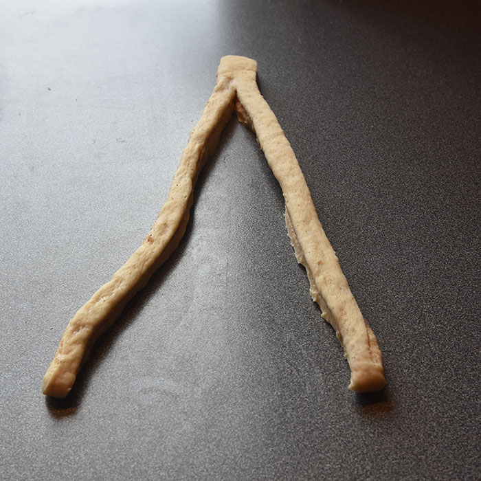 Fies Kanelsnurrer Ingredienser: 1 pk Gjær 5 dl Melk 1 Egg 1 kg Hvetemel 150 g Sukker 2 ts Kardemomme 1 ts Salt 150 g Smør (romtemperert) Fyll og pynt: 100 g Smør Sukker og kanel Egg til pensling Perlesukker