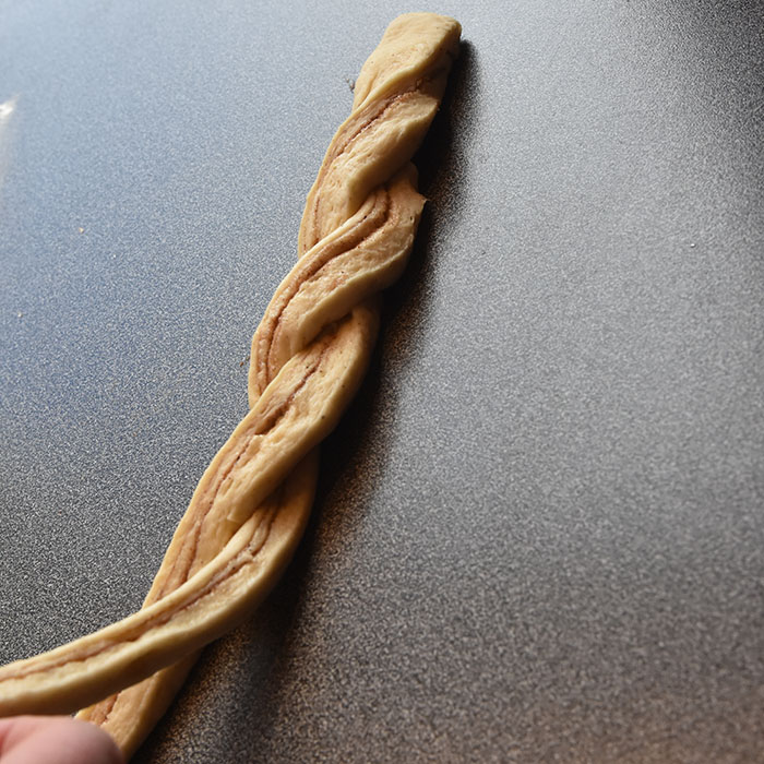 Fies Kanelsnurrer Ingredienser: 1 pk Gjær 5 dl Melk 1 Egg 1 kg Hvetemel 150 g Sukker 2 ts Kardemomme 1 ts Salt 150 g Smør (romtemperert) Fyll og pynt: 100 g Smør Sukker og kanel Egg til pensling Perlesukker