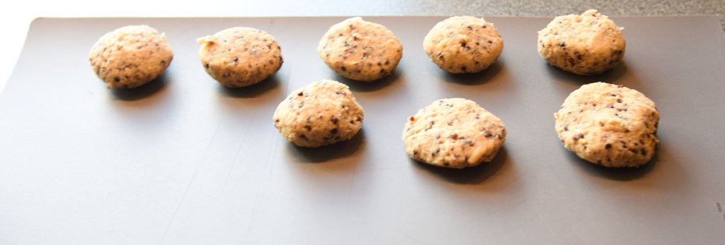 Ingredienser: 50 g Quinoa 1 dl Grønsakskraft (eller -buljong) 400 g Bønner (hvite) 1 Sjalottløk ½ ts Kajennepepper 1 ts Paprikapulver 1 ss Oregano (tørket) 1 ts Koriander (malt) 1 ss Ketchup 30 g Brødrasp 1 Egg Salt, pepper Olje 6 Tortillalefser Salat Syltet rødløk: 1 Rødløk 1 dl Vann ½ dl Eddik (7%) 1 dl Sukker Chilimajones: 2 dl Majones 1 ss Rømme 2 ts Sursøt-chilisaus 1 ts Sitronsaft Salt og pepper