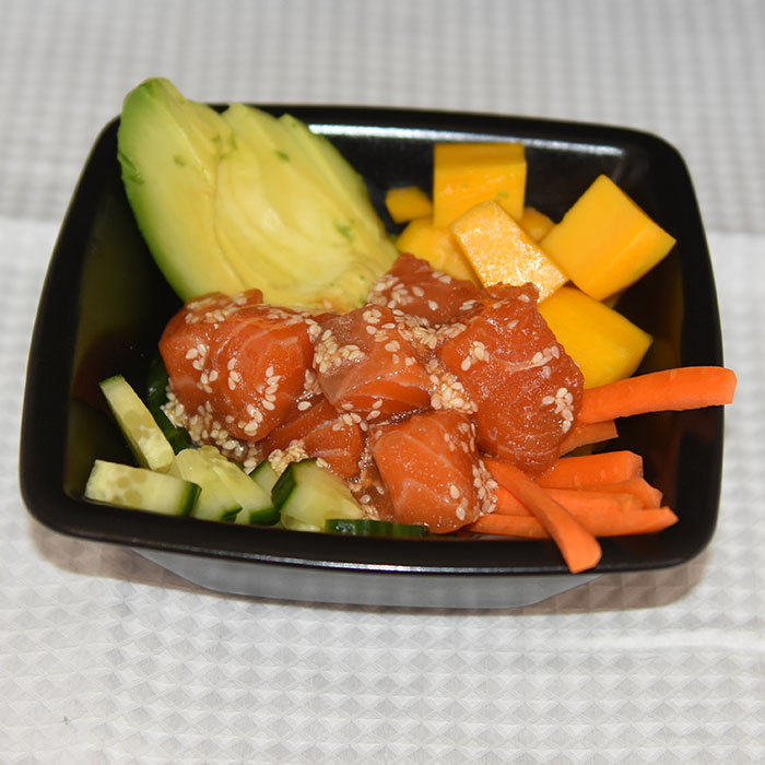 Sushibowl med marienert laks og scampi Ingredienser: 300 g Sushi-ris ½ dl Sushi- eddik 1 ts Sukker 300 g Laksefilet (salma) (400 g uten scampi) 200 g Scampi 1-2 Mango 3 Avokado 5 Vårløk 100 g Edamame bønner ½ Agurk 1 Gulrot Marinade: 4 ss Soyasaus 2 ss Sesamolje 2 ss Sesamfrø 1 ts Chilisaus