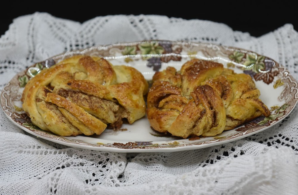 Fies Kanelsnurrer Ingredienser: 1 pk Gjær 5 dl Melk 1 Egg 1 kg Hvetemel 150 g Sukker 2 ts Kardemomme 1 ts Salt 150 g Smør (romtemperert) Fyll og pynt: 100 g Smør Sukker og kanel Egg til pensling Perlesukker