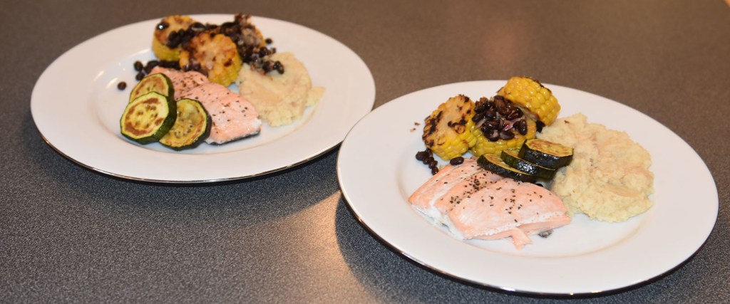 Ovnsbakt laks med sellerirotmos og svart bønnesalat 4 Laksebiter (á 100 g) 1 ss Smør Salt, pepper Sellerirotmos: 1 Sellerirot (stor) 2-3 Poteter 1 dl Melk 1 ss Smør Svart bønnesalat: Ca. 400 g Svarte bønner 2 Maiskolber (Ferdig kokte) 1 ss Olje (nøytral) 2 Sjalottløker 3 ss Sitronsaft (nypresset) 1 ss Olivenolje ½ Salt (flak)