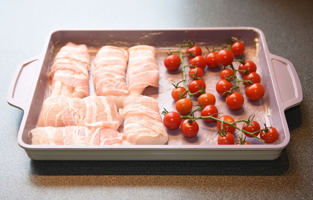 Ovnsbakt torsk med asparges, tomater og kålrotstappe Ingredienser: 700 g Torskefilet 4 skiver Bacon 200 g Cherrytomter Asparges Rotemos 1 liten Kålerabi (ca 350 g) 2 Gulrøtter (ca. 100g) 3-4 Poteter 1 ss Smør ½ dl Melk Salt og pepper