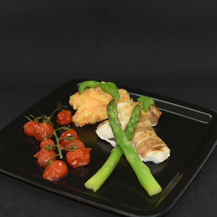 Ovnsbakt torsk med asparges, tomater og kålrotstappe Ingredienser: 700 g Torskefilet 4 skiver Bacon 200 g Cherrytomter Asparges Rotemos 1 liten Kålerabi (ca 350 g) 2 Gulrøtter (ca. 100g) 3-4 Poteter 1 ss Smør ½ dl Melk Salt og pepper