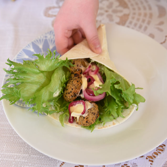 Ingredienser: 50 g Quinoa 1 dl Grønsakskraft (eller -buljong) 400 g Bønner (hvite) 1 Sjalottløk ½ ts Kajennepepper 1 ts Paprikapulver 1 ss Oregano (tørket) 1 ts Koriander (malt) 1 ss Ketchup 30 g Brødrasp 1 Egg Salt, pepper Olje 6 Tortillalefser Salat Syltet rødløk: 1 Rødløk 1 dl Vann ½ dl Eddik (7%) 1 dl Sukker Chilimajones: 2 dl Majones 1 ss Rømme 2 ts Sursøt-chilisaus 1 ts Sitronsaft Salt og pepper