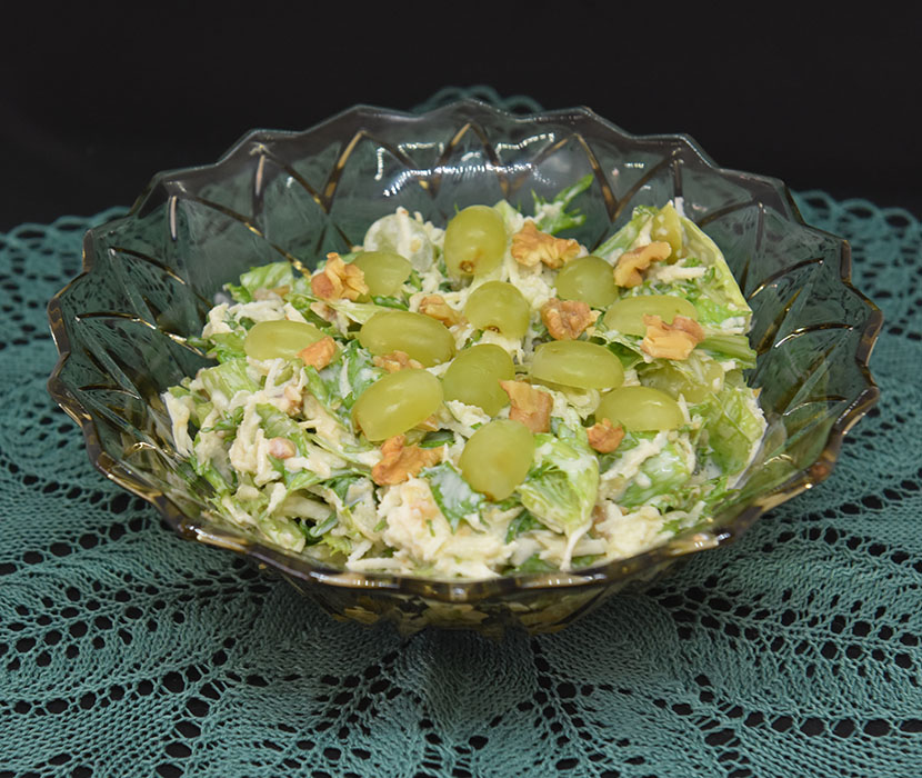 Waldorfinspirert salat Ingredienser: 1 Sellerirot (liten) 1 Eple (grønt) 1/2 Isbergsalat (liten) 1 dl Valnøtter 1-2 dl Druer (grønne) Dressing: 4 ss Majones 4 ss Yoghurt (naturell) 4 ss Rømme 1 ts Sukker 1 ts Sitronsaft Salt