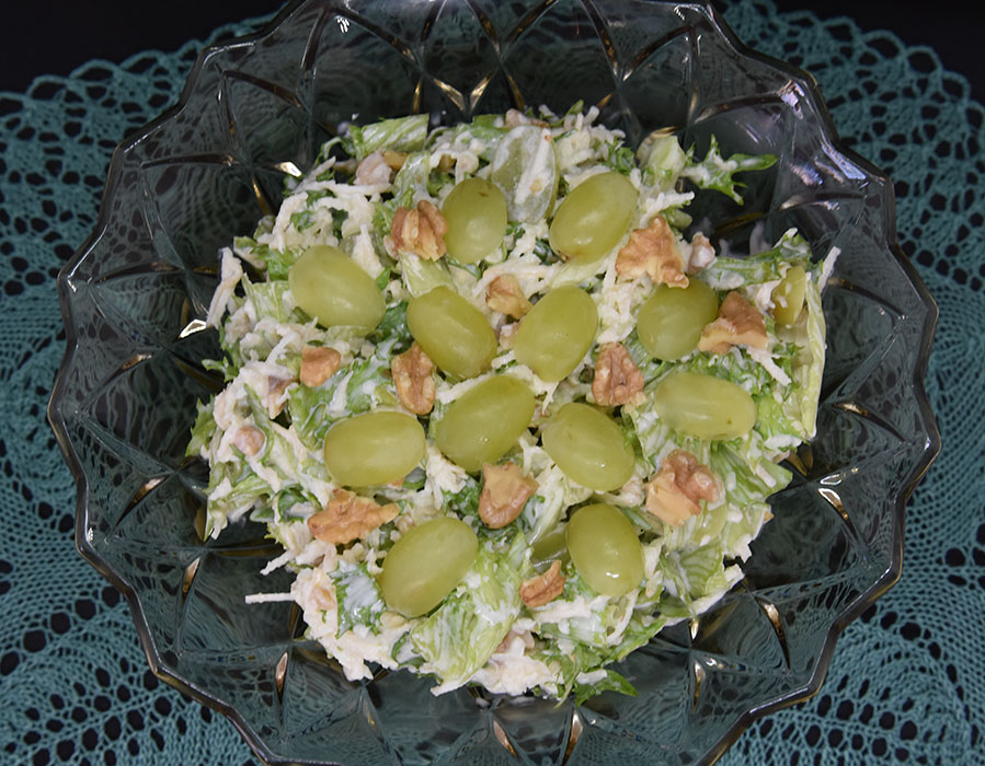 Waldorfinspirert salat Ingredienser: 1 Sellerirot (liten) 1 Eple (grønt) 1/2 Isbergsalat (liten) 1 dl Valnøtter 1-2 dl Druer (grønne) Dressing: 4 ss Majones 4 ss Yoghurt (naturell) 4 ss Rømme 1 ts Sukker 1 ts Sitronsaft Salt