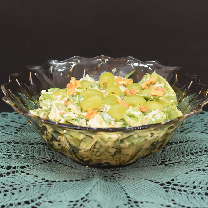 Waldorfinspirert salat Ingredienser: 1 Sellerirot (liten) 1 Eple (grønt) 1/2 Isbergsalat (liten) 1 dl Valnøtter 1-2 dl Druer (grønne) Dressing: 4 ss Majones 4 ss Yoghurt (naturell) 4 ss Rømme 1 ts Sukker 1 ts Sitronsaft Salt