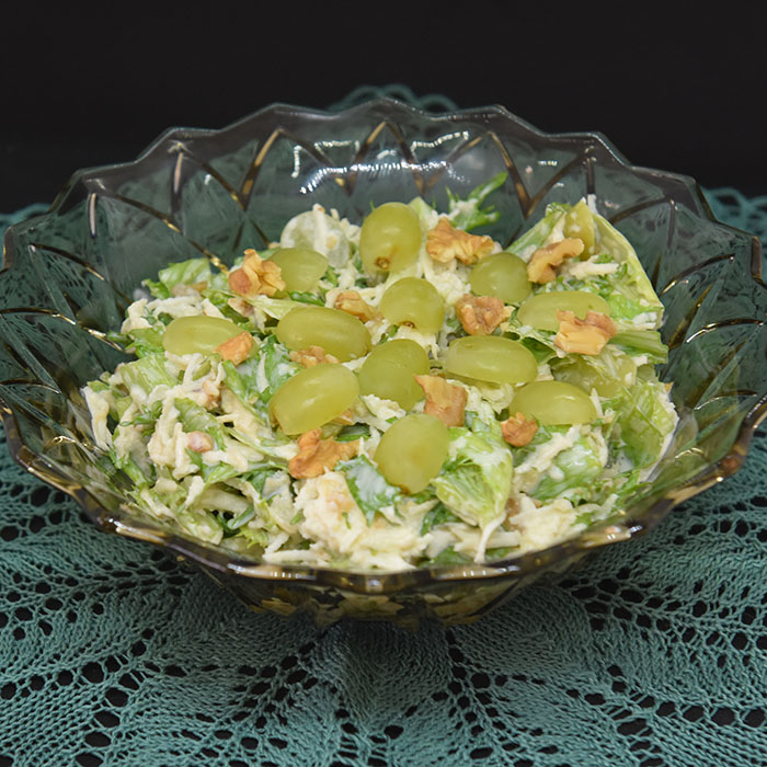 Waldorfinspirert salat Ingredienser: 1 Sellerirot (liten) 1 Eple (grønt) 1/2 Isbergsalat (liten) 1 dl Valnøtter 1-2 dl Druer (grønne) Dressing: 4 ss Majones 4 ss Yoghurt (naturell) 4 ss Rømme 1 ts Sukker 1 ts Sitronsaft Salt