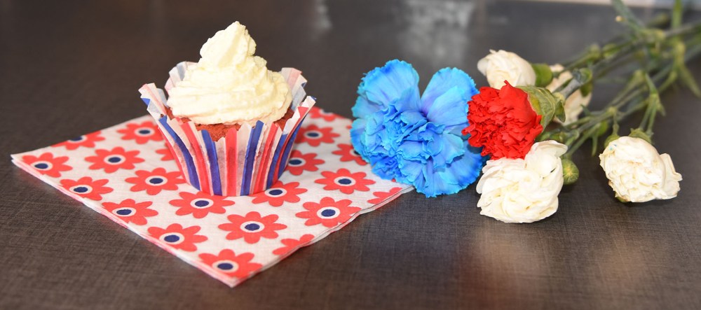 Røde sjokolade muffins til 17. mai Ingredienser: 90 g Smør 1 ¾ dl Sukker 1 Egg 2 ½ dl Hvetemel ¾ ss Kakaopulver 1 ts Vaniljesukker ½ ts Bakepulver ½ ts Natron 1 ¼ dl Yoghurt (naturell) 2 ts Pastafarge Fyll og topping: 125 g Kremost (Naturell) ½ dl Melis ½ ts Vaniljesukker ½ ts Sitronsaft (presset) 1 dl Kremfløte Blåbær og bringbær