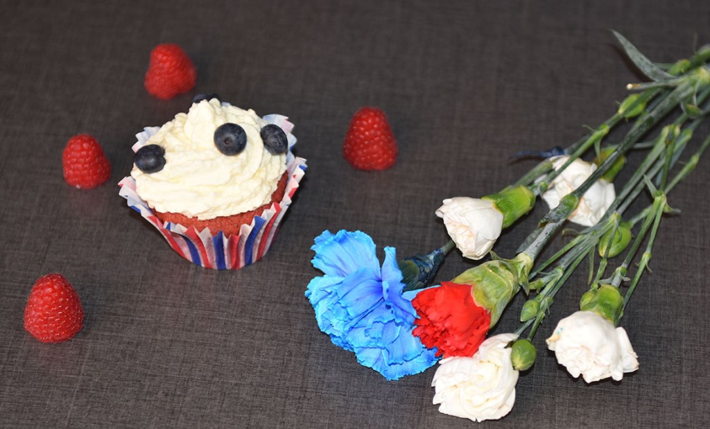 Røde sjokolade muffins til 17. mai Ingredienser: 90 g Smør 1 ¾ dl Sukker 1 Egg 2 ½ dl Hvetemel ¾ ss Kakaopulver 1 ts Vaniljesukker ½ ts Bakepulver ½ ts Natron 1 ¼ dl Yoghurt (naturell) 2 ts Pastafarge Fyll og topping: 125 g Kremost (Naturell) ½ dl Melis ½ ts Vaniljesukker ½ ts Sitronsaft (presset) 1 dl Kremfløte Blåbær og bringbær