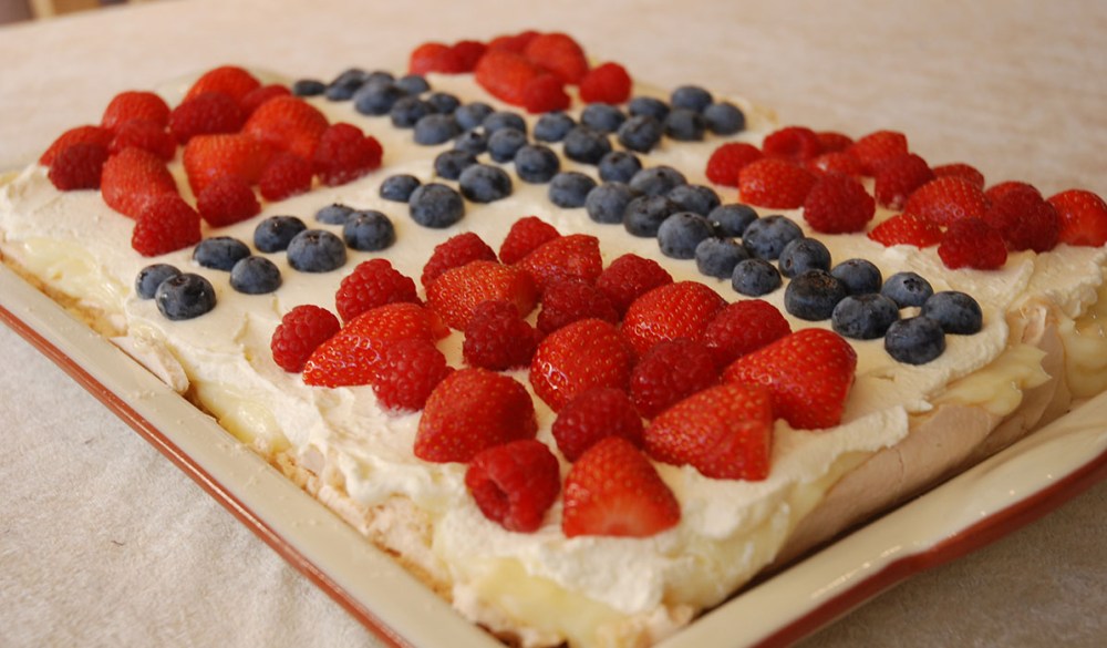 17.-mai Pavlova Ingredienser: BUNN: 4 Eggehviter 250 g Sukker 2 ts Vaniljesukker 2 ts Maizenamel 1 ts Hvitvinseddik ½ ts Salt Vaniljekrem: 5 dl Melk 4 Eggeplommer 75 g Sukker 50 g Maizena 2 ts Vaniljesukker (eller ½ Vaniljestang) Pynt: 1 porsjon Vaniljekrem 3 dl Kremfløte 1 pk Jordbær 1 pk Bringebær 1 pk Jordbær