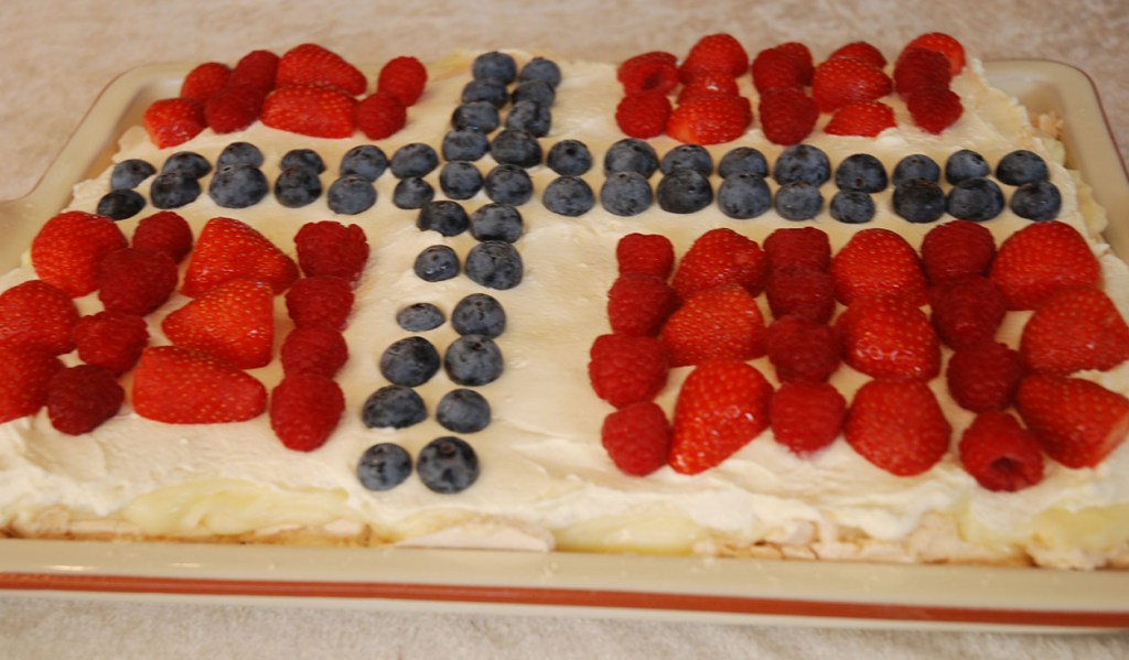 17.-mai Pavlova   Ingredienser:  BUNN:  4	Eggehviter  250 g	Sukker 2 ts	Vaniljesukker 2 ts	Maizenamel 1 ts	Hvitvinseddik ½ ts	Salt  Vaniljekrem: 5 dl	Melk 4	Eggeplommer 75 g	Sukker 50 g	Maizena 2 ts	Vaniljesukker  (eller ½ Vaniljestang)  Pynt: 1 porsjon	Vaniljekrem  3 dl	Kremfløte 1 pk	Jordbær 1 pk	Bringebær 1 pk	Jordbær