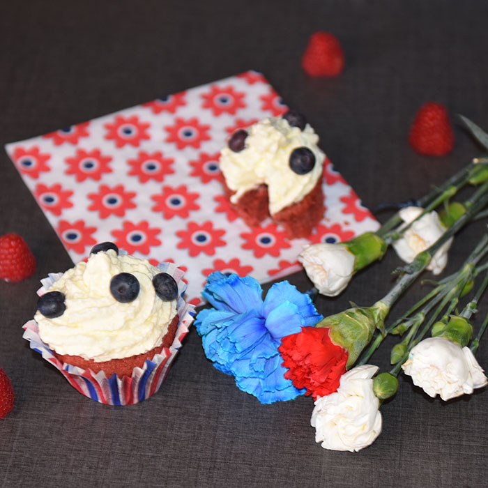 Røde sjokolade muffins til 17. mai Ingredienser: 90 g Smør 1 ¾ dl Sukker 1 Egg 2 ½ dl Hvetemel ¾ ss Kakaopulver 1 ts Vaniljesukker ½ ts Bakepulver ½ ts Natron 1 ¼ dl Yoghurt (naturell) 2 ts Pastafarge Fyll og topping: 125 g Kremost (Naturell) ½ dl Melis ½ ts Vaniljesukker ½ ts Sitronsaft (presset) 1 dl Kremfløte Blåbær og bringbær