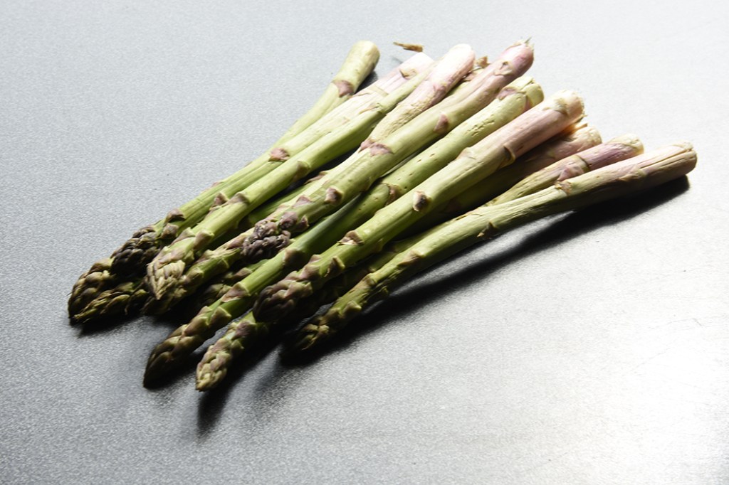 Asparges, Posjert egg, og Holandaise inspirert saus  Ingredienser:  1 bunt	Asparges 4	Egg  3 	Egg (romtempererte) 250 g	Smør (smeltet) 1	Sitron (saft) 	Salt, pepper