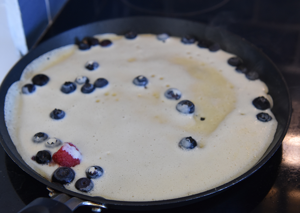Blåbærpannekaker Ingredienser 2 Egg 6 dl Melk 3 dl Hvetemel Smør Blåbær