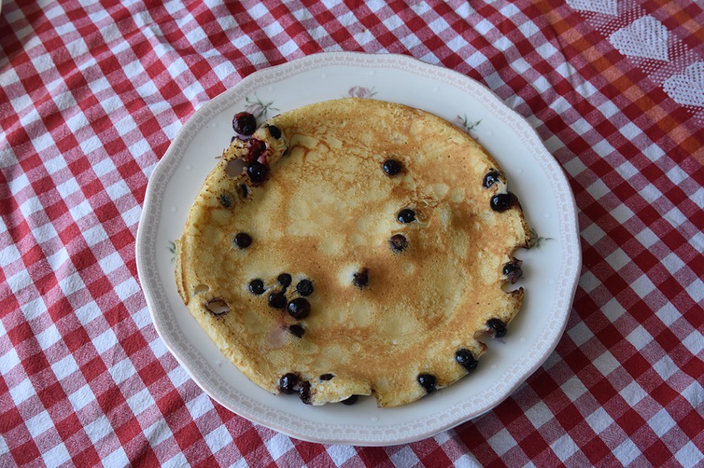 Blåbærpannekaker Ingredienser 2 Egg 6 dl Melk 3 dl Hvetemel Smør Blåbær