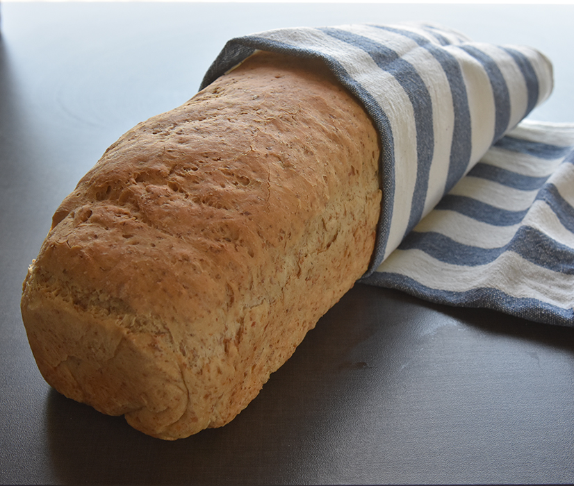 Lyst brød med rugmel Ingredienser: 6 dl Vann (lunket) 1 pk Gjær 250 g Rugmel Ca. 750 g Hvetemel 2-3 ts Salt