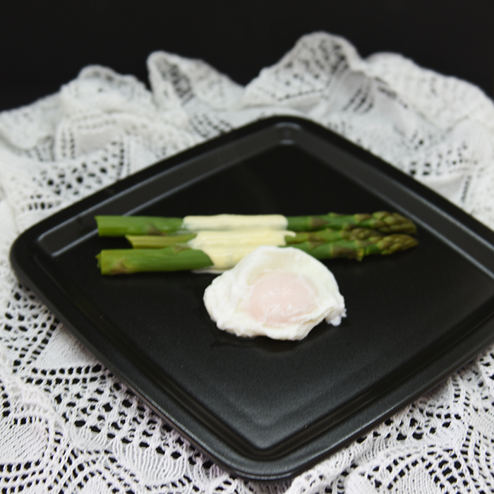 Posjert egg, asparges og Holandaise inspirert saus  Ingredienser:  1 bunt	Asparges 4	Egg  3 	Egg (romtempererte) 250 g	Smør (smeltet) 1	Sitron (saft) 	Salt, pepper