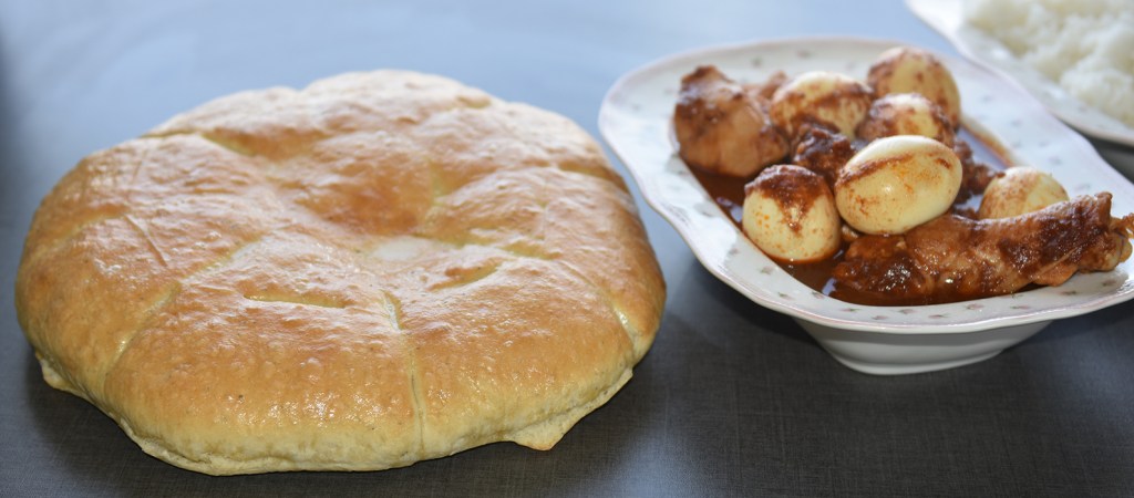 Eritreisk kyllinggryte med egg – Tsebhi derho  Ingredienser:  3 	Løk (store) ca. 1 kg	Kylling eler kalkun 3 ss	Olivenolje 3 ts	Berbere 3-4 ss	Meierismør 1 bx	Hakkete tomater 2	Sitroner 6-12	Egg 	Salt pepper  Krydderblanding (Berbere):  2 ts	Spisskumen 1 ts	Kardemomme ½ ts	Allehånde 1 ts	Bukkhornfrø (Nigella seeds) 1 ts	Koriander 1 ss	Nellik 1 ts	Pepper 3 -10 ts	Chilipulver ½ ts	Ingefær 1 ts	Hvitløkspulver 1 ts	Salt ½ ts	Kanel ¼ ts	Gurkemeie 2 ½ ss	Paprika