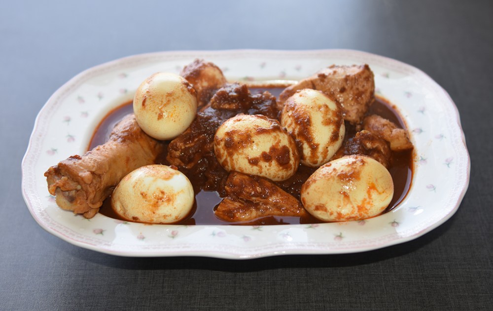 Eritreisk kyllinggryte med egg – Tsebhi derho Ingredienser: 3 Løk (store) ca. 1 kg Kylling eler kalkun 3 ss Olivenolje 3 ts Berbere 3-4 ss Meierismør 1 bx Hakkete tomater 2 Sitroner 6-12 Egg Salt pepper Krydderblanding (Berbere): 2 ts Spisskumen 1 ts Kardemomme ½ ts Allehånde 1 ts Bukkhornfrø (Nigella seeds) 1 ts Koriander 1 ss Nellik 1 ts Pepper 3 -10 ts Chilipulver ½ ts Ingefær 1 ts Hvitløkspulver 1 ts Salt ½ ts Kanel ¼ ts Gurkemeie 2 ½ ss Paprika