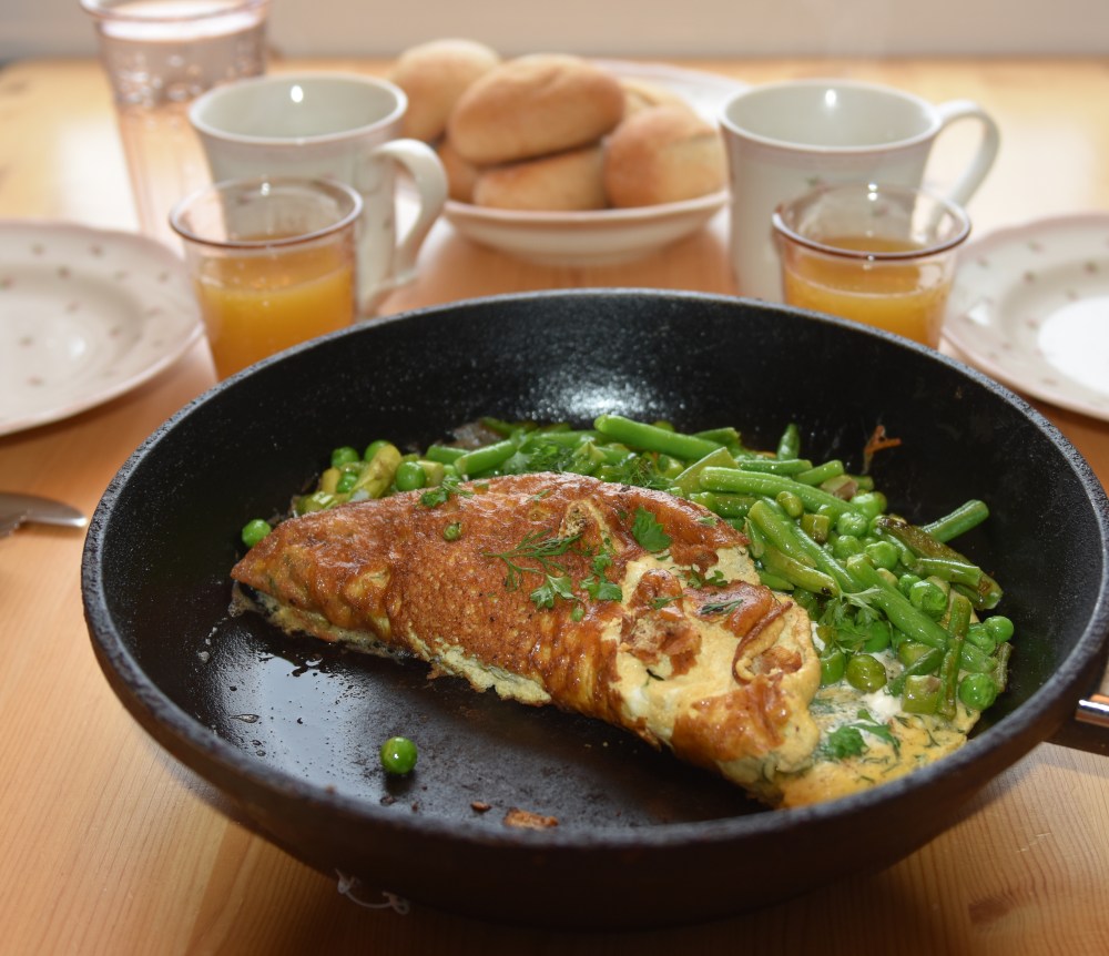 Grønn omelett Ingredienser: 200 -250 g Erter, sukkererter, aspargesbønner og asparges (skjært i mindre biter) 4 Egg Salt, pepper 4 ts Vann Dill og persille 4 ss Smør 2-3 ss Rømme (lett)