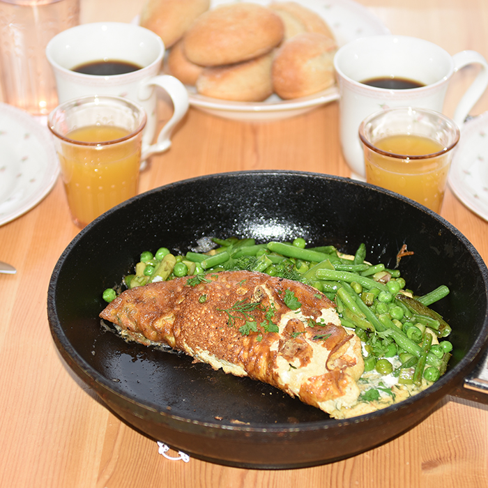 Grønn omelett Ingredienser: 200 -250 g Erter, sukkererter, aspargesbønner og asparges (skjært i mindre biter) 4 Egg Salt, pepper 4 ts Vann Dill og persille 4 ss Smør 2-3 ss Rømme (lett)