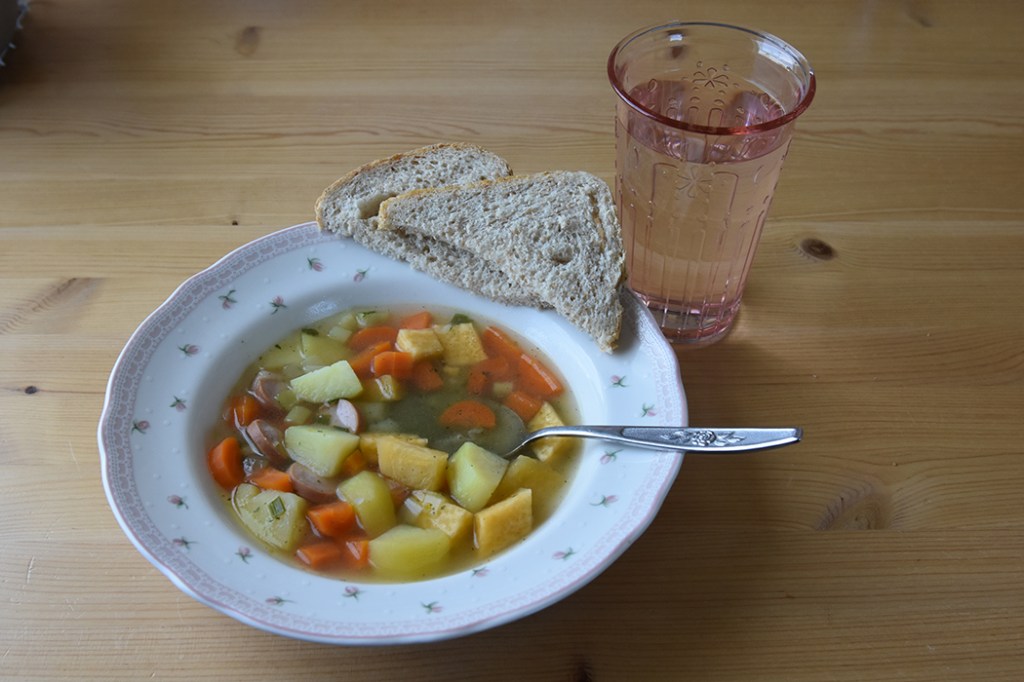 Grønnsakssuppe med pølsebiter på 1-2-3  Ingredienser:  6	Poteter 3	Gulerøtter ¼ 	Kålrabi ½ 	Purreløk 2-4	Pølser 7 ½ dl	Grønnsakkraft (eller vann og buljong) 1 ss	Persille (hakket, men valgfritt)