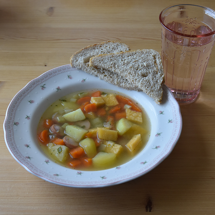 Grønnsakssuppe med pølsebiter på 1-2-3 Ingredienser: 6 Poteter 3 Gulerøtter ¼ Kålrabi ½ Purreløk 2-4 Pølser 7 ½ dl Grønnsakkraft (eller vann og buljong) 1 ss Persille (hakket, men valgfritt)