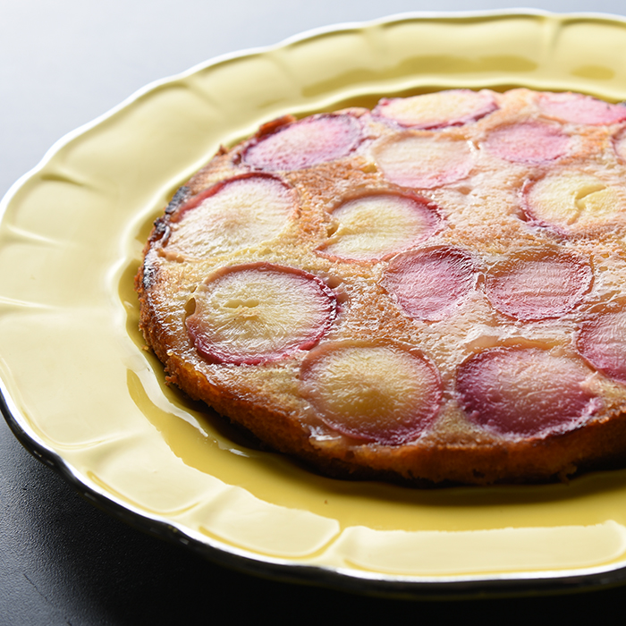 Nektarinkake Ingredienser: 4 Nektariner 150 g Smør (romtemperert) 2 dl Sukker 1 Egg (romtemperert) 1 ts Vaniljesukker 1 ½ dl Hvetemel 1 ¼ ts Bakepulver 1 ss Perlesukker