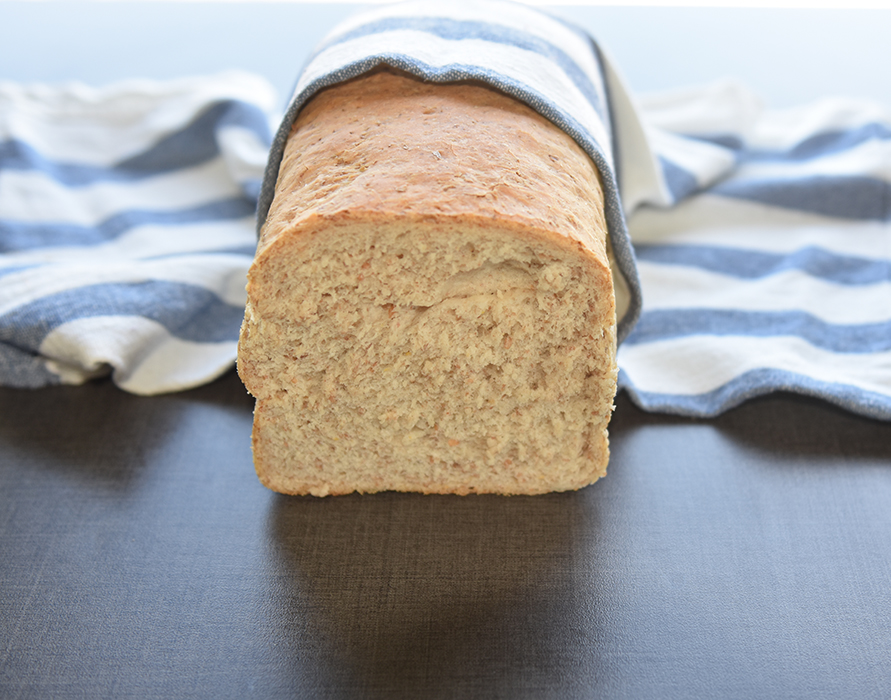 Lyst brød med rugmel  Ingredienser:  6 dl	Vann (lunket) 1 pk	Gjær 250 g	Rugmel Ca. 750 g	Hvetemel 2-3 ts	Salt 