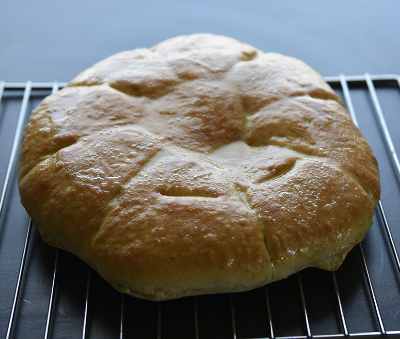 Himbasha – Eritreisk brød Ingredienser: 3 dl Vann (fingervarmt) ½ pk Gjær 1 Egg 450 g Hvetemel 1 ts Salt 1 ts Bukkhornfrø (Nigella seeds) 1 ss Smør (smeltet)