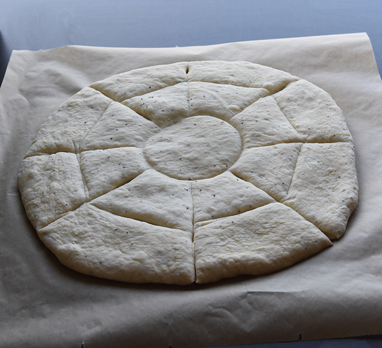 Himbasha – Eritreisk brød  Ingredienser:  3 dl	Vann (fingervarmt) ½ pk	Gjær  1	Egg 450 g	Hvetemel 1 ts	Salt 1 ts	Bukkhornfrø (Nigella seeds) 1 ss	Smør (smeltet)