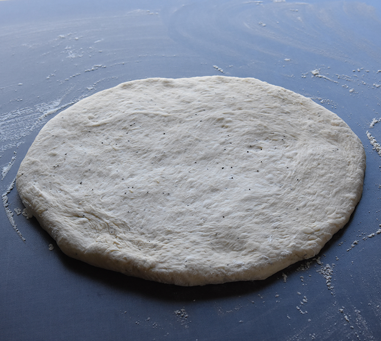 Himbasha – Eritreisk brød  Ingredienser:  3 dl	Vann (fingervarmt) ½ pk	Gjær  1	Egg 450 g	Hvetemel 1 ts	Salt 1 ts	Bukkhornfrø (Nigella seeds) 1 ss	Smør (smeltet)