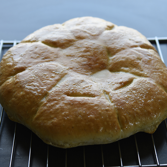 Himbasha – Eritreisk brød  Ingredienser:  3 dl	Vann (fingervarmt) ½ pk	Gjær  1	Egg 450 g	Hvetemel 1 ts	Salt 1 ts	Bukkhornfrø (Nigella seeds) 1 ss	Smør (smeltet)