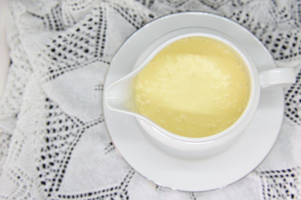 Holandaise inspirert saus  Ingredienser:  3 	Egg (romtempererte) 250 g	Smør (smltet) 1	Sitron (saft) 	Salt, pepper