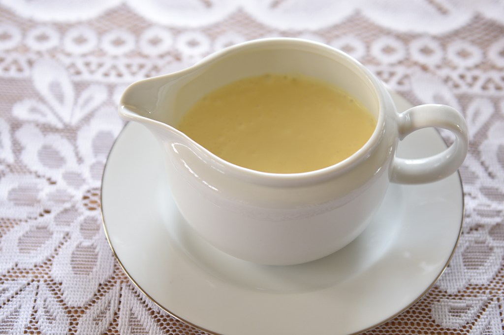 Holandaise inspirert saus  Ingredienser:  3 	Egg (romtempererte) 250 g	Smør (smltet) 1	Sitron (saft) 	Salt, pepper