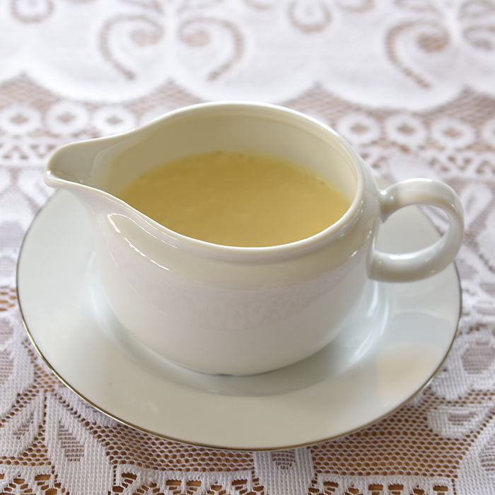 Holandaise inspirert saus Ingredienser: 3 Egg (romtempererte) 250 g Smør (smltet) 1 Sitron (saft) Salt, pepper