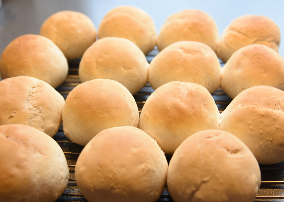 Rundstykker Ingredienser: Dag 1: 135 g Hvetemel 1 ½ dl Vann (kaldt) 1 g Gjær (fersk- som en ert) Dag 2: 1 kg Hvetemel 2 ss Olje (raps) 2 ts Salt 20 g Gjær 5 dl Vann