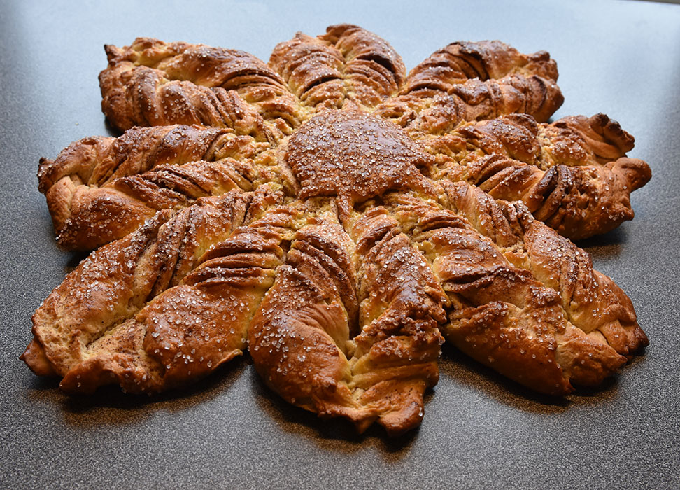 Maiblomst Ingredienser: ¾ pk Gjær 3 dl Melk (fingervarm) 2 Egg 675 g Hvetemel 75 g Sukker ½ ts Salt 3 ts Kardemomme 2 ts Kanel 100 g Smør (romtemperert) Fyll & Topping: Smør, sukker, kanel Perlesukker