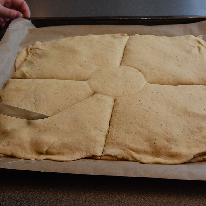 Maiblomst Ingredienser: ¾ pk Gjær 3 dl Melk (fingervarm) 2 Egg 675 g Hvetemel 75 g Sukker ½ ts Salt 3 ts Kardemomme 2 ts Kanel 100 g Smør (romtemperert) Fyll & Topping: Smør, sukker, kanel Perlesukker