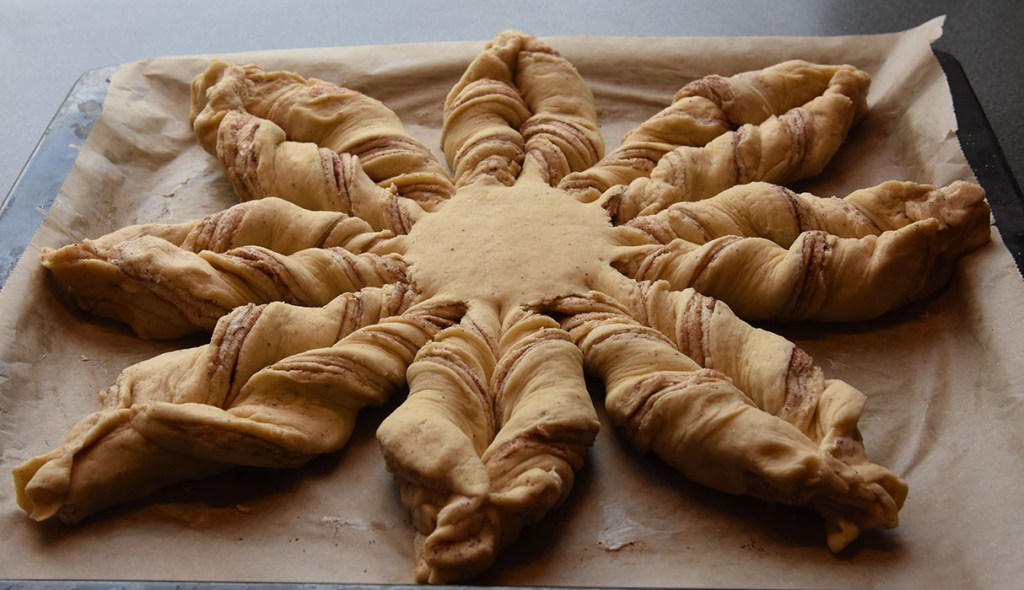 Maiblomst Ingredienser: ¾ pk Gjær 3 dl Melk (fingervarm) 2 Egg 675 g Hvetemel 75 g Sukker ½ ts Salt 3 ts Kardemomme 2 ts Kanel 100 g Smør (romtemperert) Fyll & Topping: Smør, sukker, kanel Perlesukker