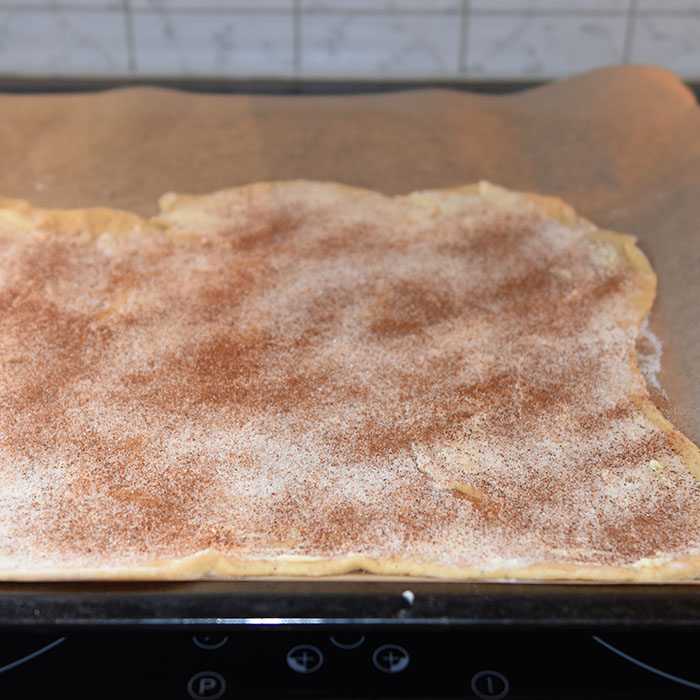 Maiblomst Ingredienser: ¾ pk Gjær 3 dl Melk (fingervarm) 2 Egg 675 g Hvetemel 75 g Sukker ½ ts Salt 3 ts Kardemomme 2 ts Kanel 100 g Smør (romtemperert) Fyll & Topping: Smør, sukker, kanel Perlesukker