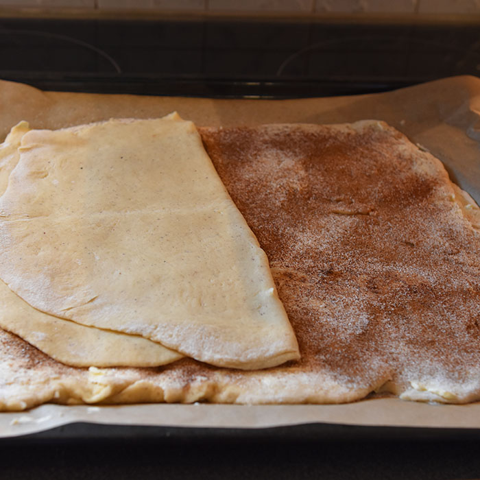 Maiblomst Ingredienser: ¾ pk Gjær 3 dl Melk (fingervarm) 2 Egg 675 g Hvetemel 75 g Sukker ½ ts Salt 3 ts Kardemomme 2 ts Kanel 100 g Smør (romtemperert) Fyll & Topping: Smør, sukker, kanel Perlesukker