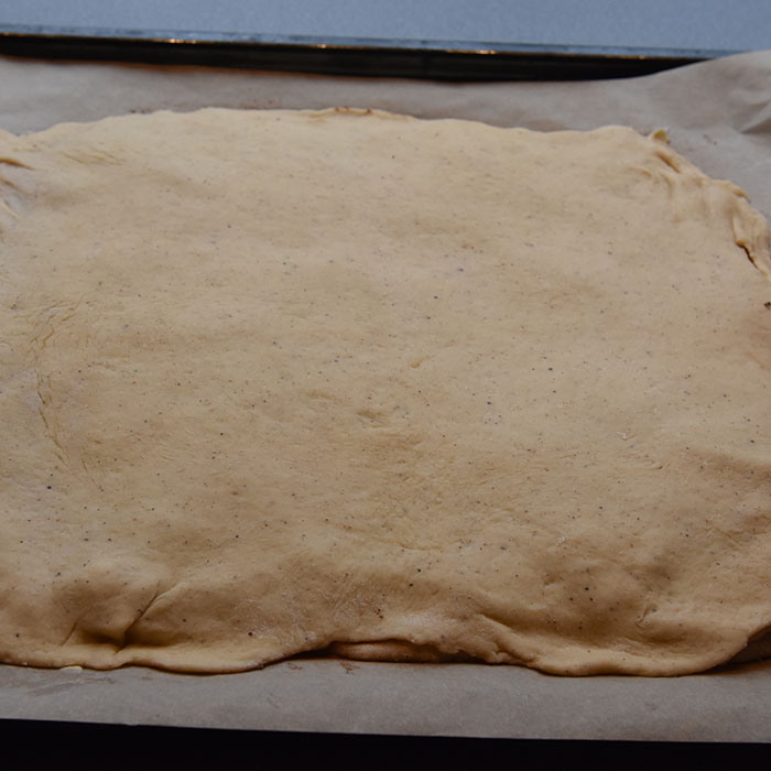 Maiblomst Ingredienser: ¾ pk Gjær 3 dl Melk (fingervarm) 2 Egg 675 g Hvetemel 75 g Sukker ½ ts Salt 3 ts Kardemomme 2 ts Kanel 100 g Smør (romtemperert) Fyll & Topping: Smør, sukker, kanel Perlesukker