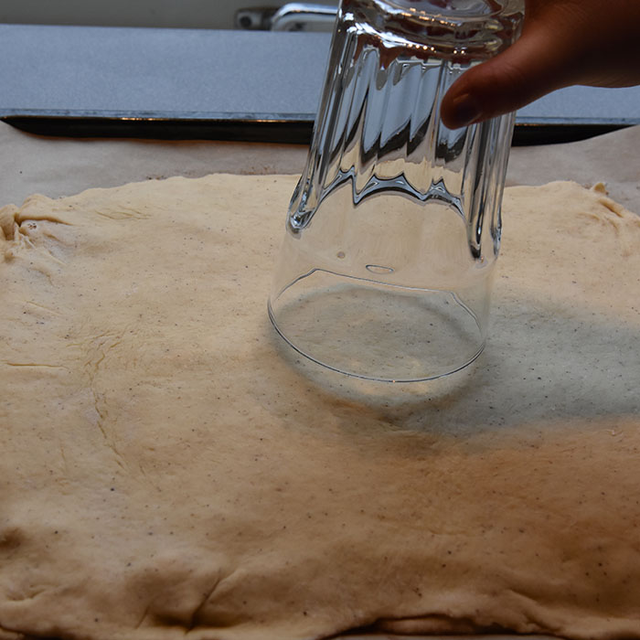 Maiblomst Ingredienser: ¾ pk Gjær 3 dl Melk (fingervarm) 2 Egg 675 g Hvetemel 75 g Sukker ½ ts Salt 3 ts Kardemomme 2 ts Kanel 100 g Smør (romtemperert) Fyll & Topping: Smør, sukker, kanel Perlesukker