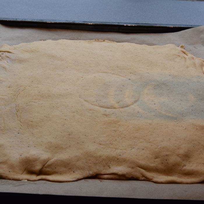 Maiblomst Ingredienser: ¾ pk Gjær 3 dl Melk (fingervarm) 2 Egg 675 g Hvetemel 75 g Sukker ½ ts Salt 3 ts Kardemomme 2 ts Kanel 100 g Smør (romtemperert) Fyll & Topping: Smør, sukker, kanel Perlesukker