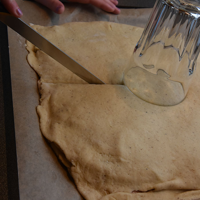 Maiblomst Ingredienser: ¾ pk Gjær 3 dl Melk (fingervarm) 2 Egg 675 g Hvetemel 75 g Sukker ½ ts Salt 3 ts Kardemomme 2 ts Kanel 100 g Smør (romtemperert) Fyll & Topping: Smør, sukker, kanel Perlesukker