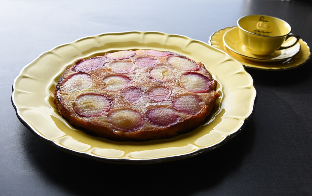 Nektarinkake Ingredienser: 4 Nektariner 150 g Smør (romtemperert) 2 dl Sukker 1 Egg (romtemperert) 1 ts Vaniljesukker 1 ½ dl Hvetemel 1 ¼ ts Bakepulver 1 ss Perlesukker