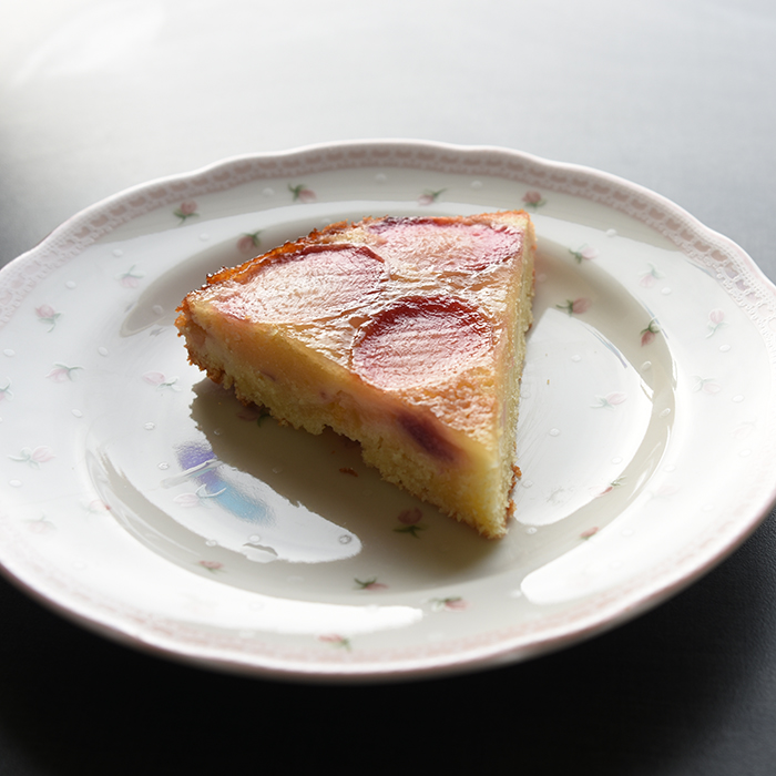 Nektarinkake  Ingredienser:  4	Nektariner 150 g	Smør (romtemperert) 2 dl	Sukker 1	Egg (romtemperert) 1 ts	Vaniljesukker 1 ½ dl	Hvetemel 1 ¼ ts	Bakepulver 1 ss	Perlesukker